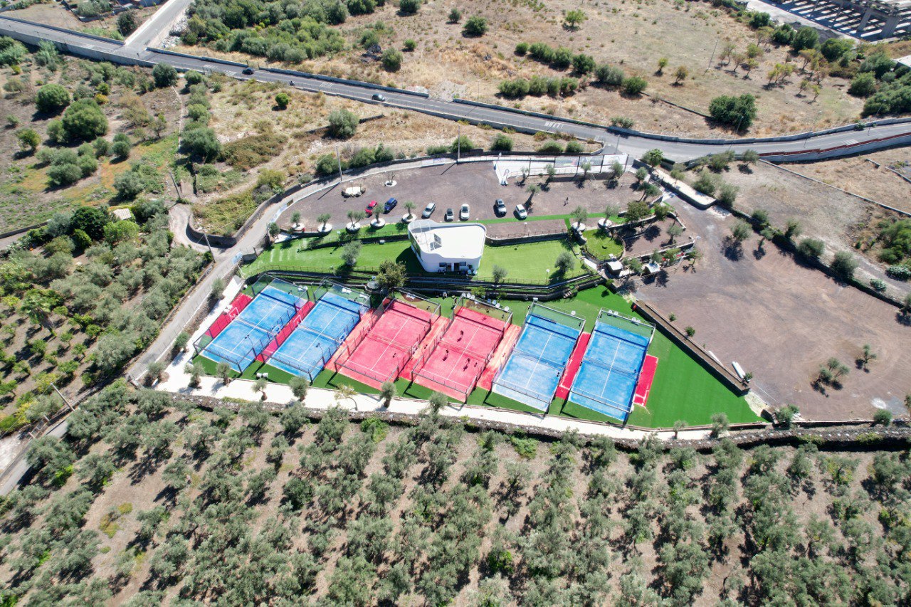 Vista aerea diurna del circolo VBora: sei campi da padel tra gli ulivi