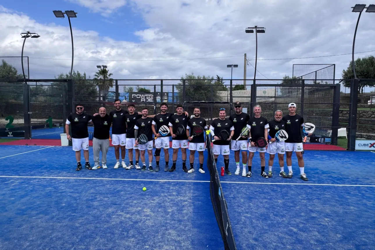 Gruppo di giocatori schierati sui campi blu in un giorno di torneo