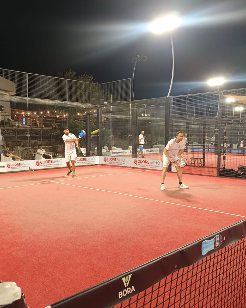 Partita in notturna sul campo rosso illuminato