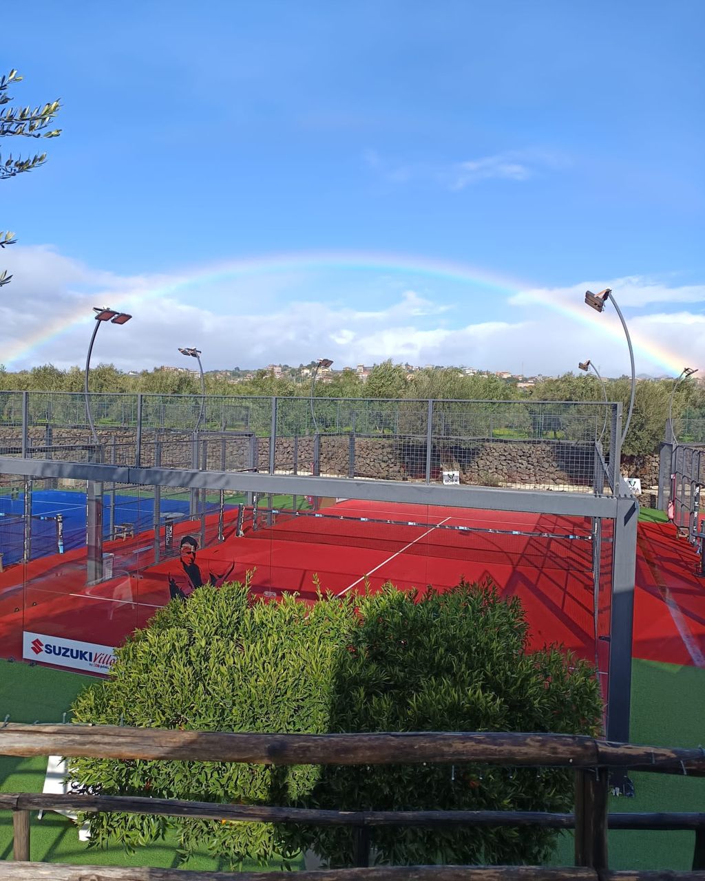I campi rossi e blu del circolo visti dal giardino