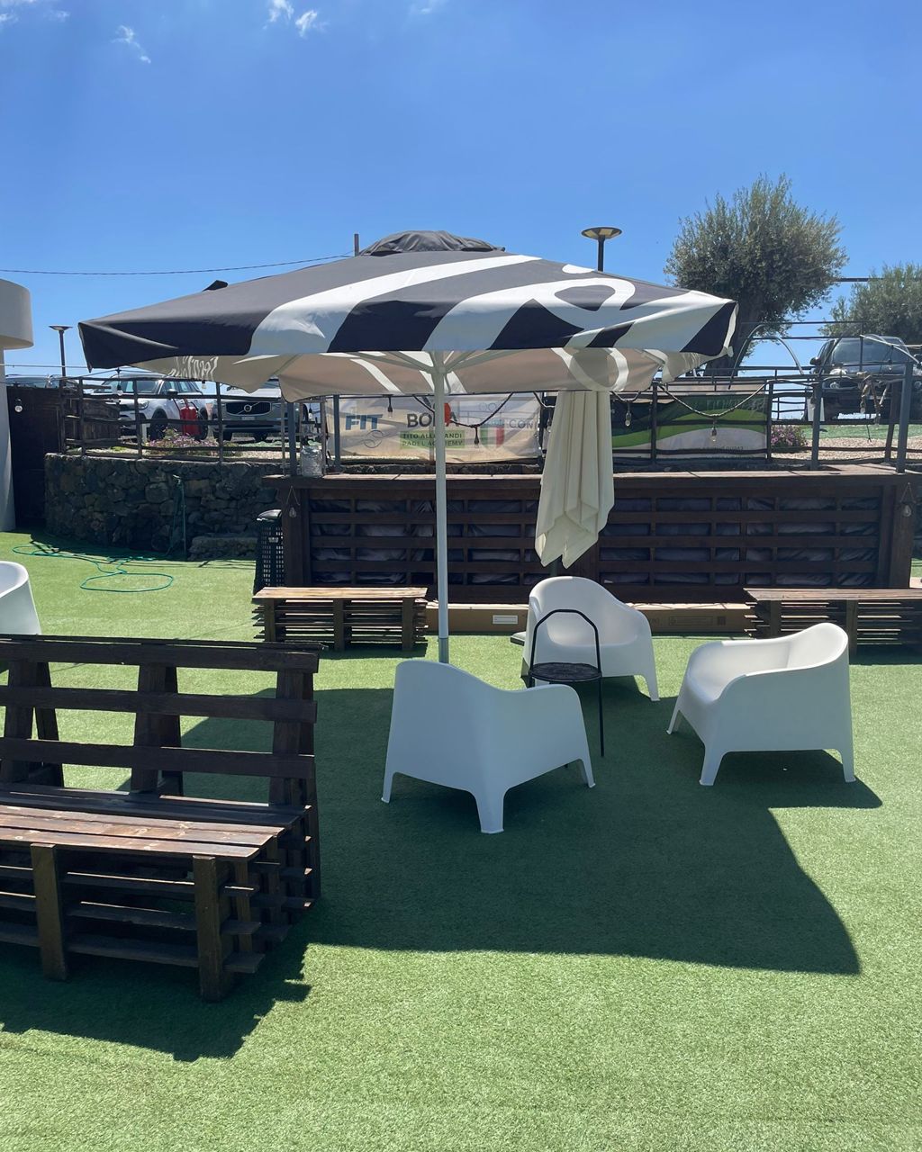La zona relax con divanetti e ombrelloni