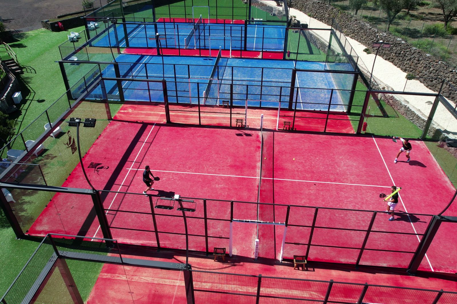 Partita in corso sul campo rosso, ripresa dall'alto dal drone