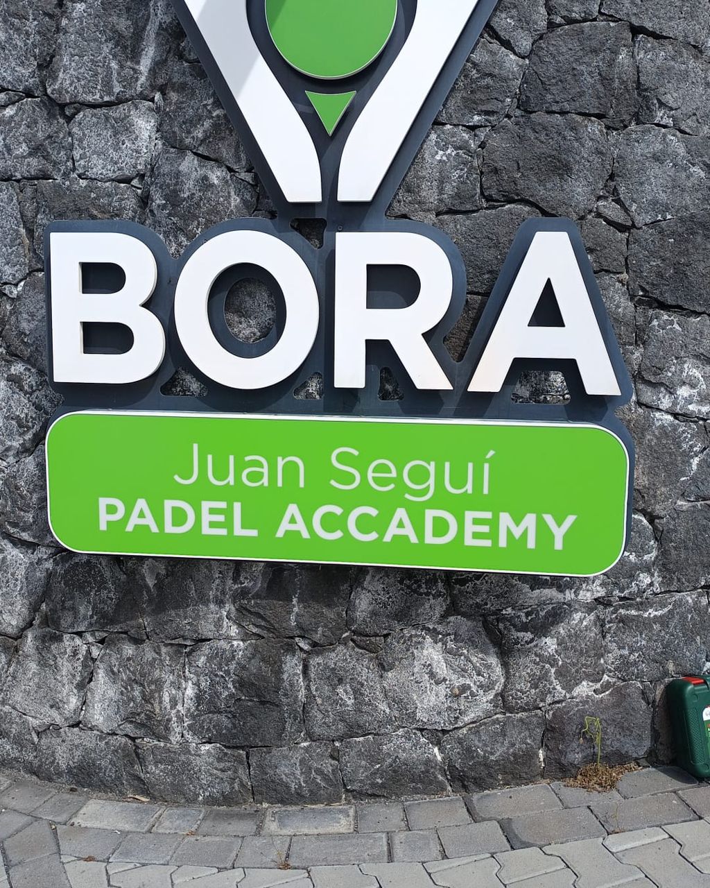 L'insegna VBora Juan Seguì Padel Academy sul muro in pietra lavica