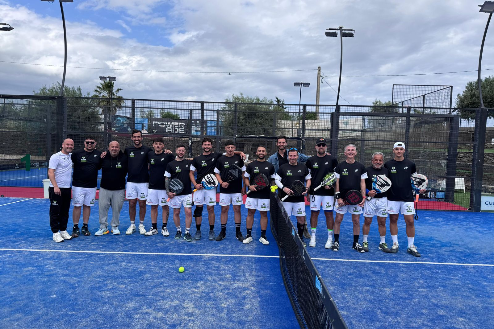 Altro gruppo di giocatori sui campi durante un torneo
